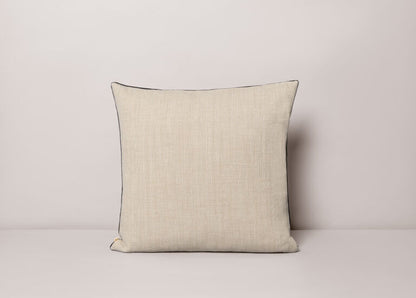 Cojín Beige Contorno Negro 60 x 60