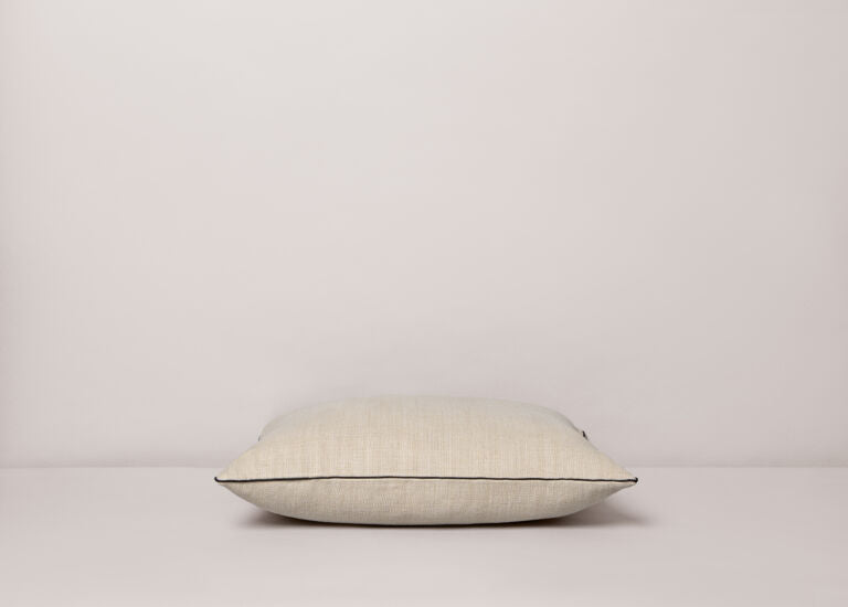 Cojín Beige Contorno Negro 60 x 60