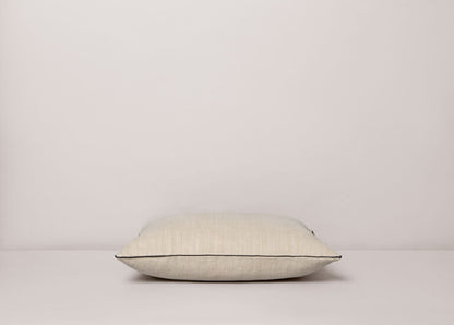 Cojín Beige Contorno Negro 60 x 60