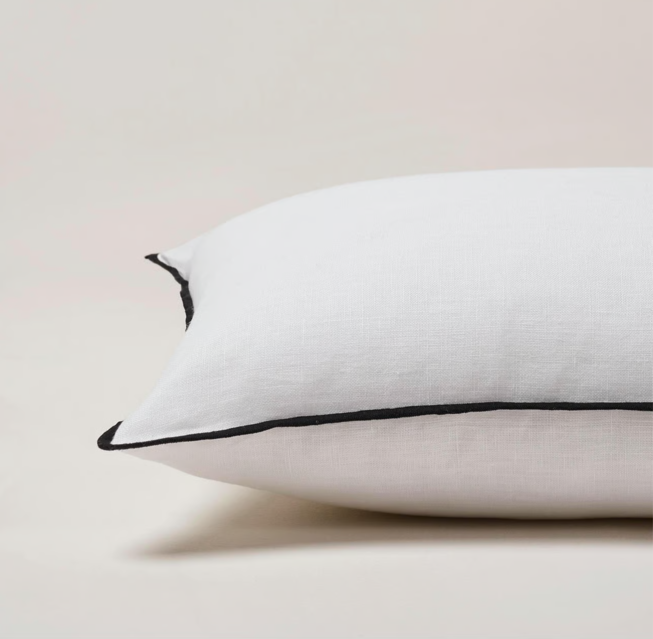 Cojín Ivory Contorno Negro 60 x 60