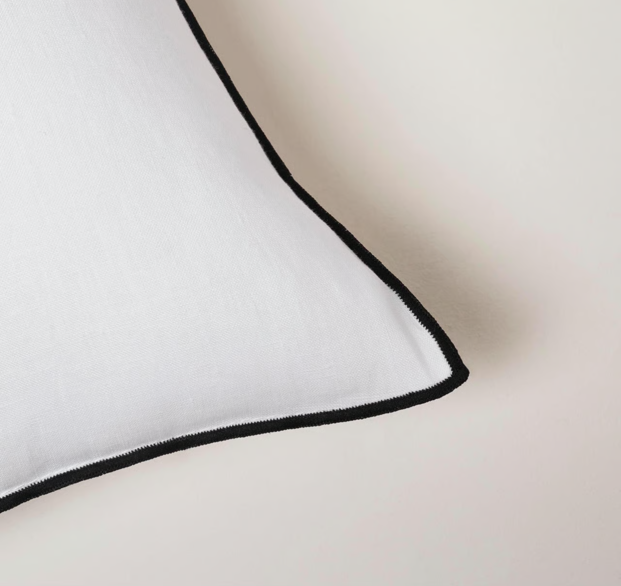 Cojín Ivory Contorno Negro 60 x 60