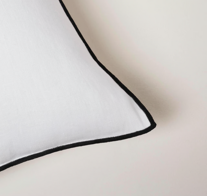 Cojín Ivory Contorno Negro 60 x 60