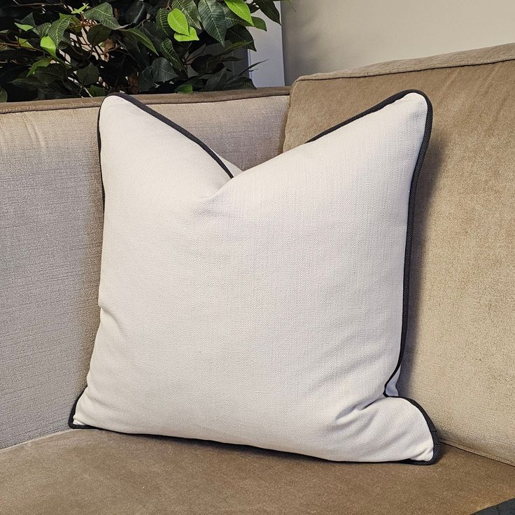 Cojín Ivory Contorno Negro 60 x 60