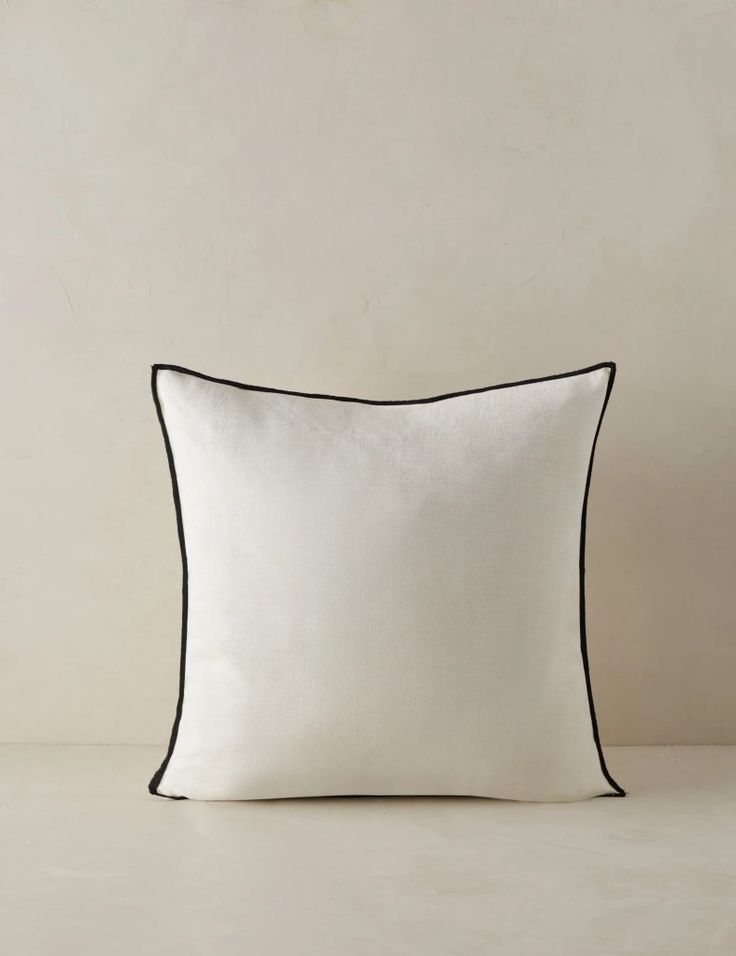 Cojín Ivory Contorno Negro 60 x 60