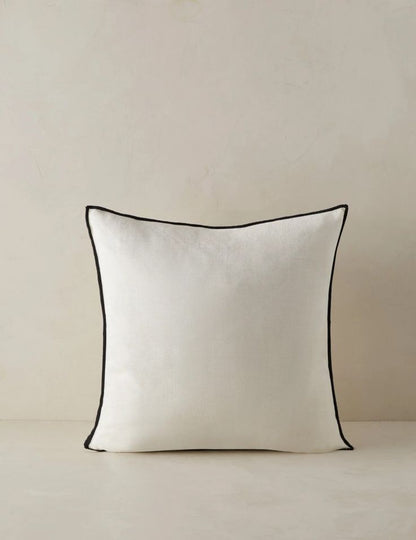 Cojín Ivory Contorno Negro 60 x 60
